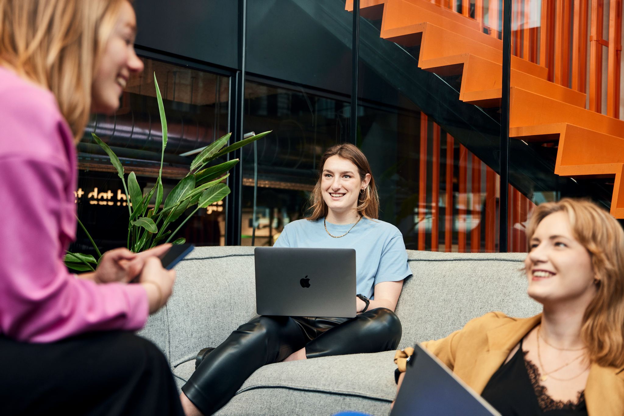 Jonge collega's lachend in overleg.